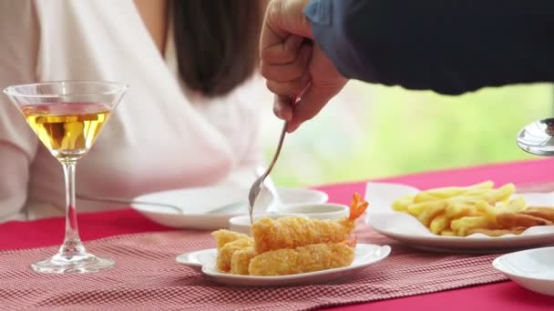 Glad romantisk par äter lunch på restaurang — Stockvideo