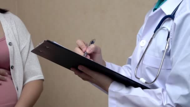 Mulher Grávida e Ginecologista Médica do Hospital — Vídeo de Stock