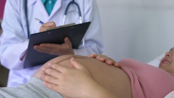 Pregnant Woman and Gynecologist Doctor at Hospital — Stock Video