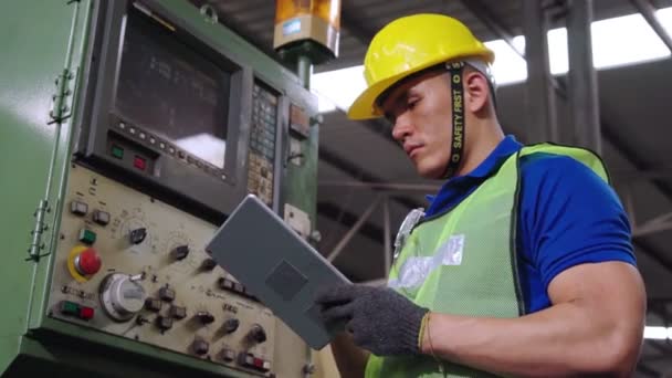 Kluger Fabrikarbeiter mit Maschine in Fabrikhalle — Stockvideo