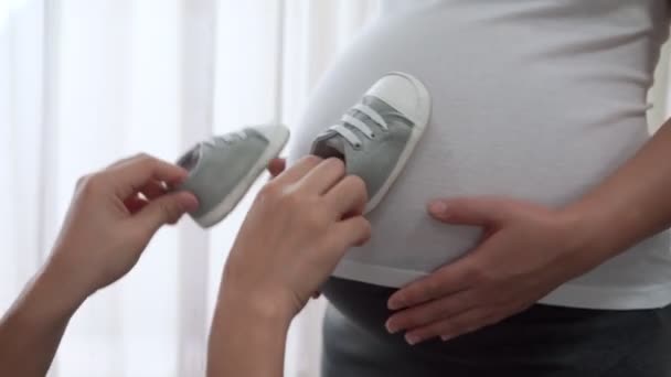 Gravid par føler kærlighed og slappe af derhjemme. – Stock-video
