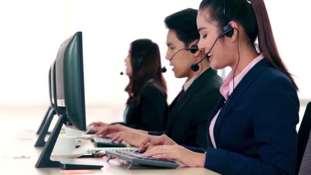 Επιχειρηματίες που φορούν ακουστικά και εργάζονται στο γραφείο — Αρχείο Βίντεο