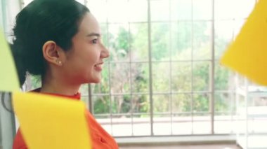 İş adamları proje planlama kurulunda çalışıyor