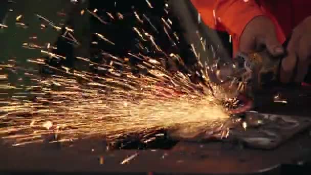 Professionell mekaniker skär stål metall. — Stockvideo