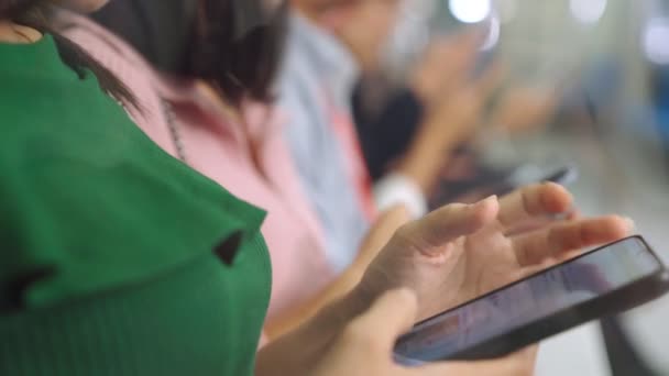 Jóvenes usando teléfono móvil en tren subterráneo público — Vídeo de stock