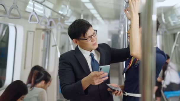 Homme d'affaires et femme parlant dans le train public — Video