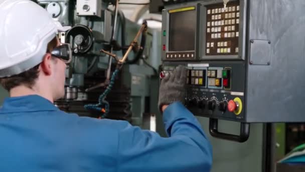 Умный рабочий завода с использованием машины в цехе завода — стоковое видео