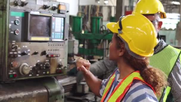 Gruppe af fabriksarbejdere, der anvender maskinudstyr i fabriksværkstedet – Stock-video
