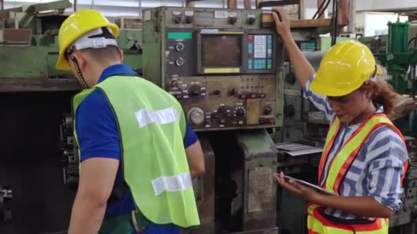 Grupo de trabajadores de la fábrica que utilizan equipos de máquinas en taller de fábrica — Vídeo de stock