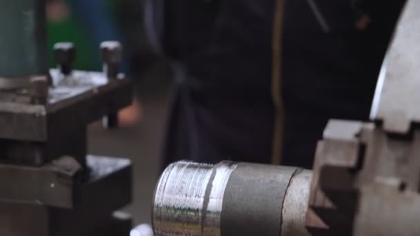 Trabajador de fábrica inteligente usando máquina en taller de fábrica — Vídeos de Stock