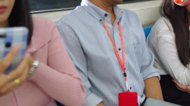 Yeraltı treninde cep telefonu kullanan gençler