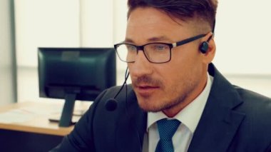 Ofiste çalışan kulaklık takan iş adamları.