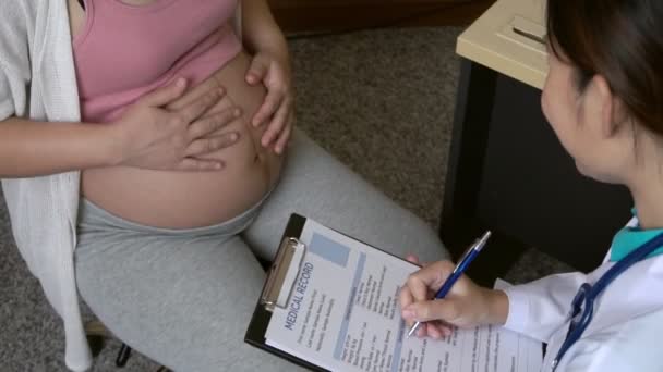 Gravid kvinna och gynekolog doktor vid sjukhuset — Stockvideo