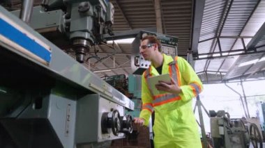 Fabrika işçisi iş arkadaşını güvenlik konusunda uyardı ve ona sert bir şapka verdi.