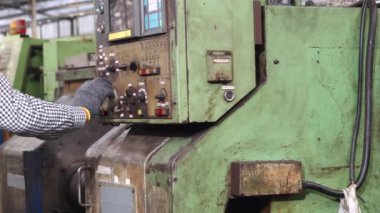 Fabrika atölyesinde makine kullanan akıllı bir fabrika işçisi