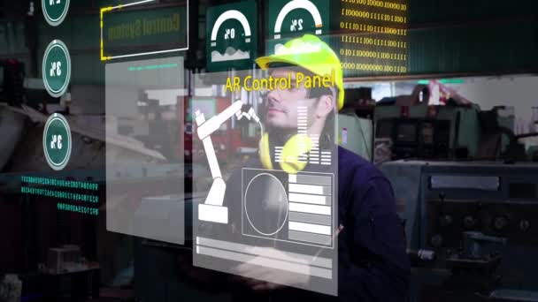 Fabrika işçisi, üretimi kontrol etmek için geleceğin holografik ekran cihazını kullanıyor — Stok video