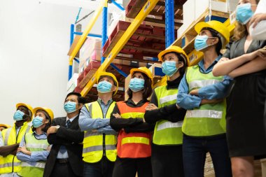 Covid-19 'u önlemek için maskeyle çalışan bir grup fabrika çalışanı.