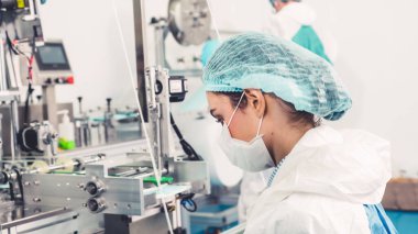 Modern fabrikada yüz maskesi üretim hattı