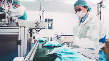 Modern fabrikada yüz maskesi üretim hattı