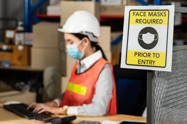 工厂警告产业工人防止Covid-19的警告标志 — 图库照片