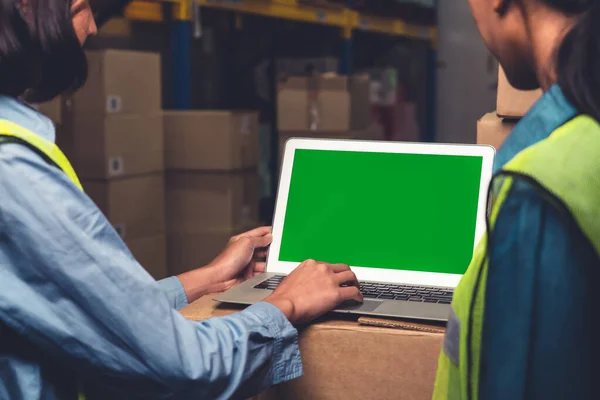 Komputer dengan tampilan layar hijau di ruang penyimpanan gudang — Stok Foto