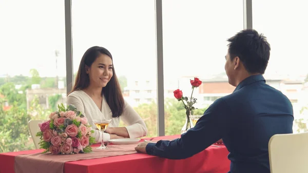 Romantic couple giving gift to lover at restaurant — Stock Photo, Image