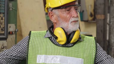 Fabrika işçisi ya da mühendisi. Fabrikada portreyi kapatın.