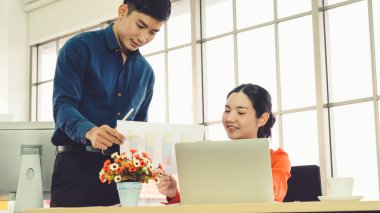 İki iş adamı ofiste proje stratejisi hakkında konuşuyor