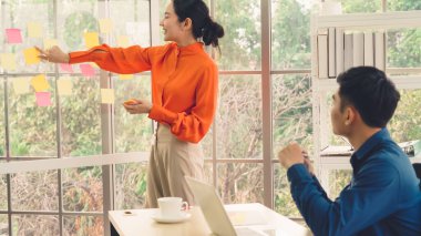 İş adamları proje planlama kurulunda çalışıyor