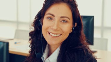 Ofiste çalışan kulaklık takan iş adamları.