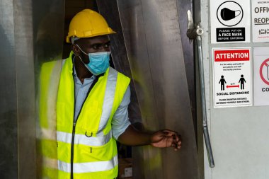 Fabrika işçileri için uyarı işareti Covid-19 'u önlemek için