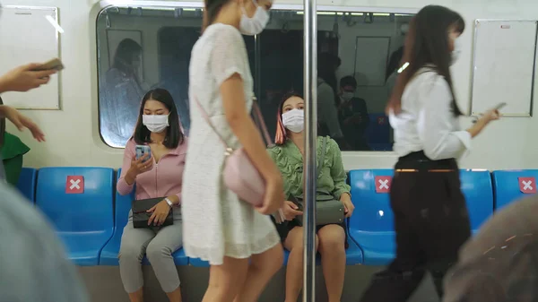 Une foule de personnes portant un masque facial dans un métro public bondé voyage en train — Photo