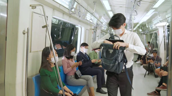 Dav lidí v masce obličeje na přeplněné veřejné metro cestování vlakem — Stock fotografie