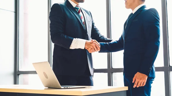 Zakenmensen handdruk in het hoofdkantoor — Stockfoto