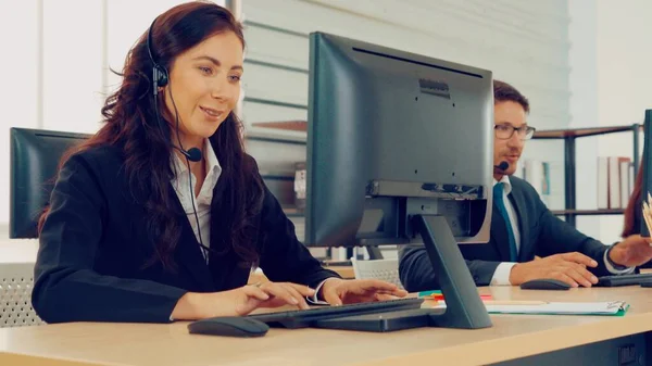 Gente de negocios con auriculares trabajando en la oficina —  Fotos de Stock