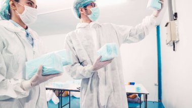 Modern fabrikada yüz maskesi üretim hattı