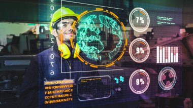 Fabrika işçisi, üretimi kontrol etmek için geleceğin holografik ekran cihazını kullanıyor