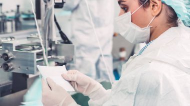 Modern fabrikada yüz maskesi üretim hattı