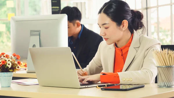 Uomini d'affari che lavorano a tavola in un ufficio moderno — Foto Stock