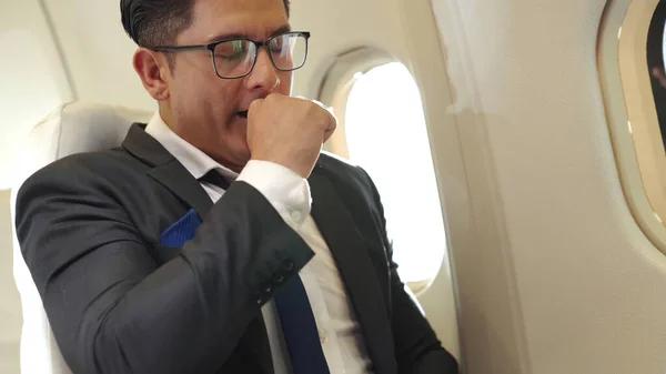 Empresário sonolento viaja em viagem de negócios de avião — Fotografia de Stock