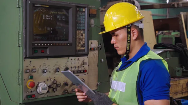 Slimme fabrieksarbeider in fabriekswerkplaats — Stockfoto