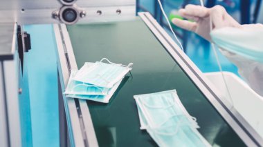 Modern fabrikada yüz maskesi üretim hattı