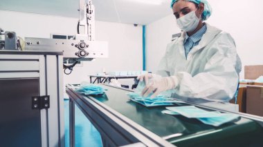 Modern fabrikada yüz maskesi üretim hattı