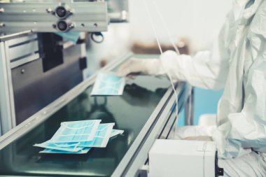 Modern fabrikada yüz maskesi üretim hattı