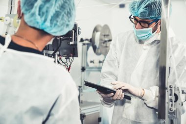 Modern fabrikada yüz maskesi üretim hattı