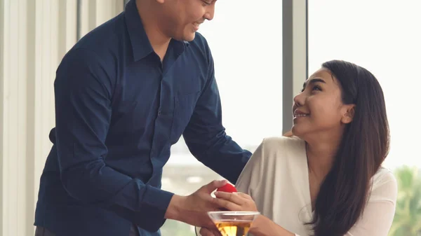 Romantikerpaar beschenkt Liebhaber im Restaurant — Stockfoto