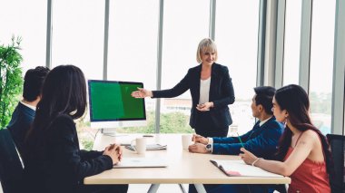 Konferans odasında yeşil ekranlı iş adamları