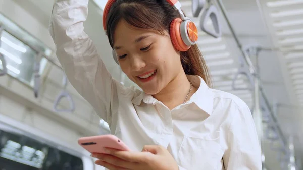 Jeune femme utilisant un téléphone portable dans le train public — Photo