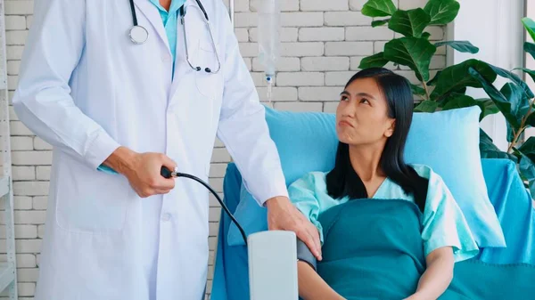 Arzt in Uniform untersucht Patient im Krankenhaus — Stockfoto