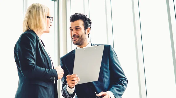 Zwei Geschäftsleute sprechen im Büro über Projektstrategie — Stockfoto